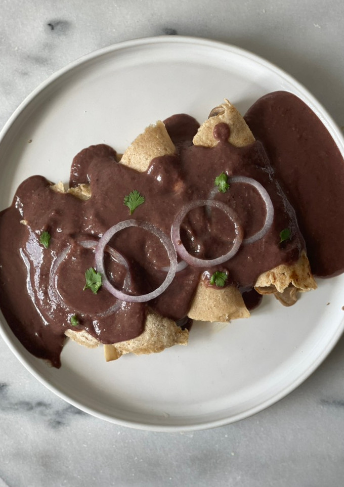 Una foto de Enfrijoladas veganas sin lácteos