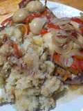 Pollo con verduras y champignones con puré de papas horneadas