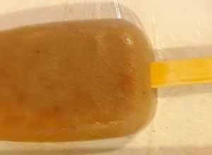 Una foto de Helado plátano guinda🍌🍒