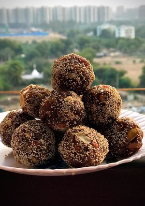 ડ્રાયફ્રુટ ખજુર બોલ્સ(Dates dryfruits balls recipe in Gujarati) રેસીપી મુખ્ય ફોટો