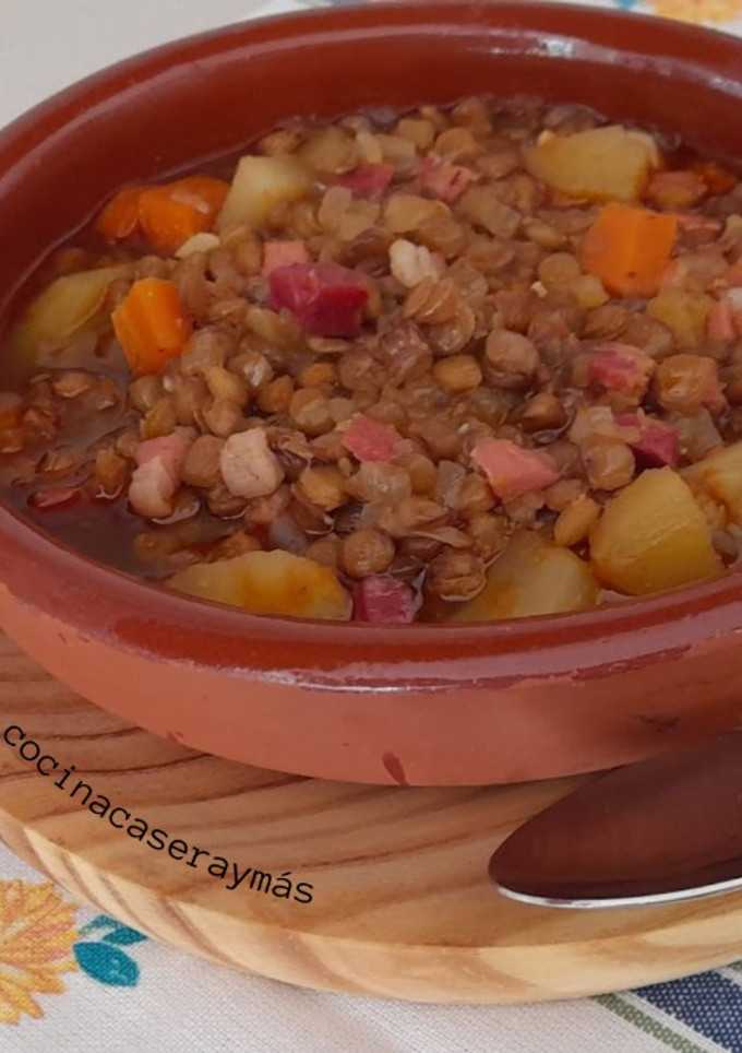 Una foto de Potaje de lentejas con jamón