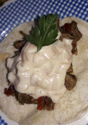 Una foto de Fajita acompañada con Salsa Blanca