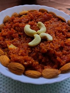 गाजर हलवा(Gajar ka halwa recipe in hindi) रेसिपी मुख्य फोटो