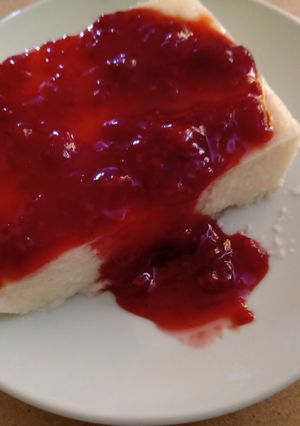 Una foto de Sémola con dulce de frambuesa