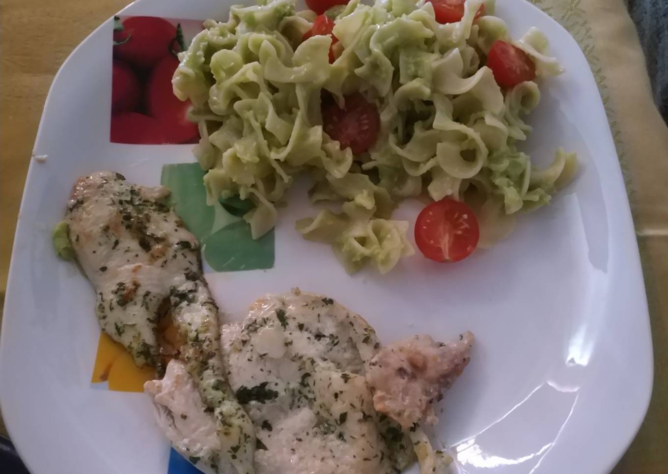 Macarrones con crema de aguacate y tomate cherry light