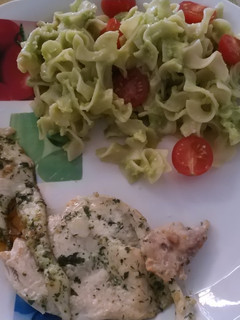 Una foto de Macarrones con crema de aguacate y tomate cherry light