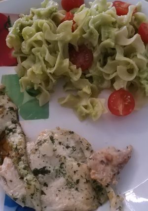 Foto principal de Macarrones con crema de aguacate y tomate cherry light