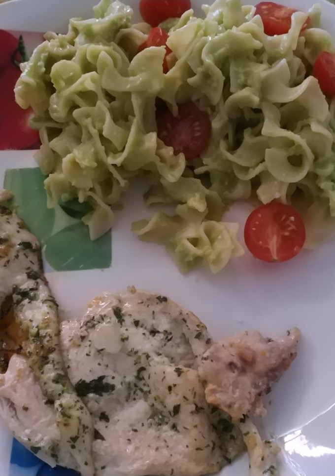Una foto de Macarrones con crema de aguacate y tomate cherry light