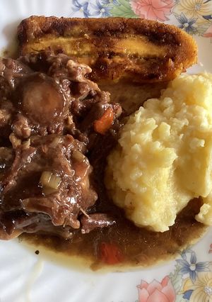 Una foto de Ox tail en salsa