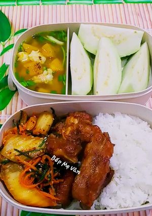 Hình của món Hộp Cơm Vui Vẻ 7:(Sườn non nướng kèm kim chi,canh bí...).