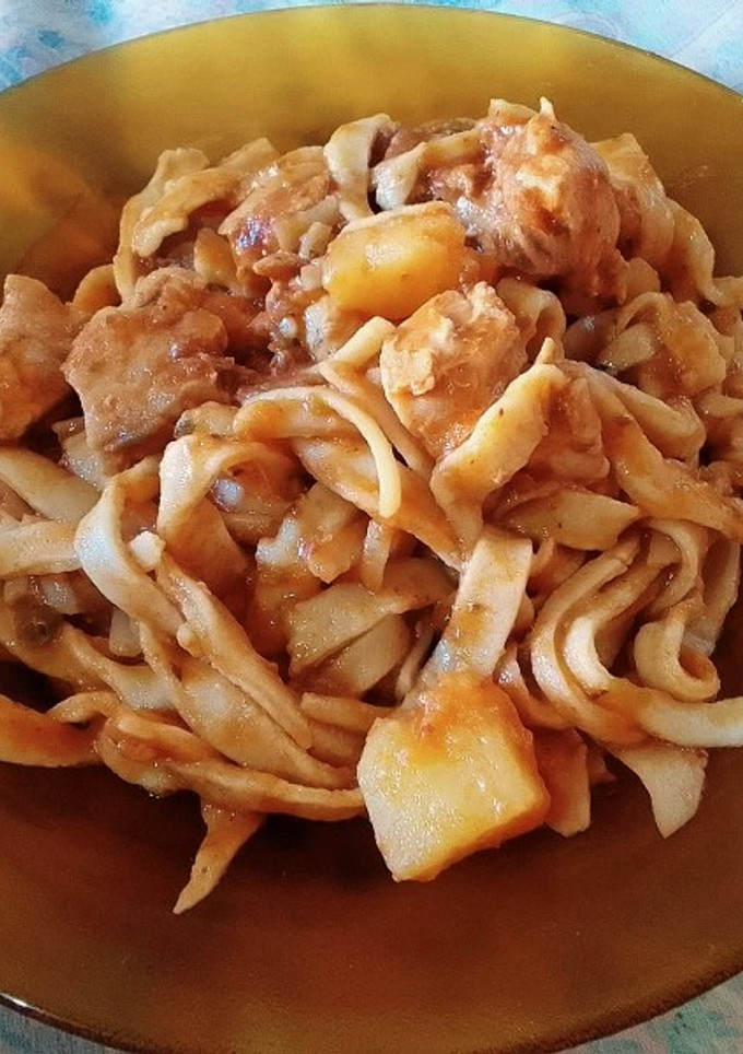 Una foto de Fideos caseros con estofado de pollo 🍝🍗