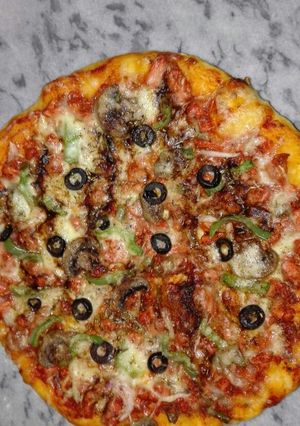 A picture of Chicken Tikka Pizza.