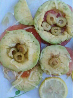 Una foto de Aguacate con tomate