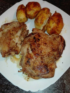 Una foto de Muslo de pollo adobado a,la plancha y patatas asadas