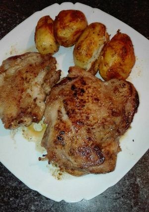 Foto principal de Muslo de pollo adobado a,la plancha y patatas asadas