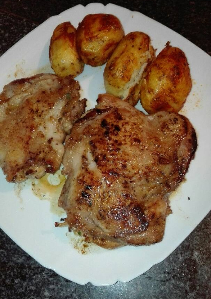 Una foto de Muslo de pollo adobado a,la plancha y patatas asadas