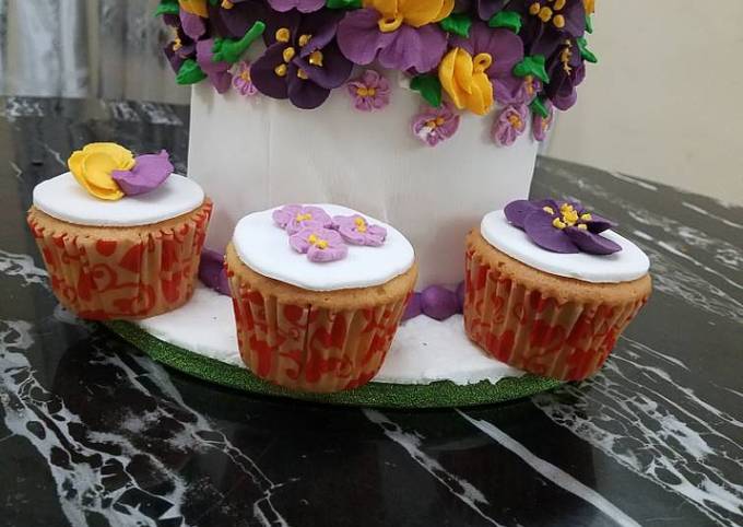 Recipe of Perfect Butter Cake Covered in fondant With Royal icing flowers