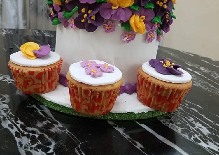 Recipe of Any-night-of-the-week Butter Cake Covered in fondant With Royal icing flowers