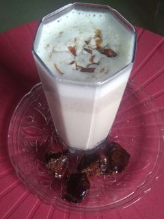 खजूर मिल्क शेक (khajoor milkshake recipe in marathi) रेसिपी चे मुख्य फोटो