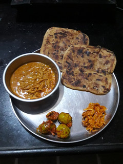 પીઝા સોસ વિથ ચીઝ પરાઠા (pizza sauce with cheez paratha recipe in gujarati) રેસીપી મુખ્ય ફોટો