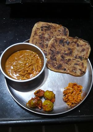પીઝા સોસ વિથ ચીઝ પરાઠા (pizza sauce with cheez paratha recipe in gujarati) રેસીપી મુખ્ય ફોટો