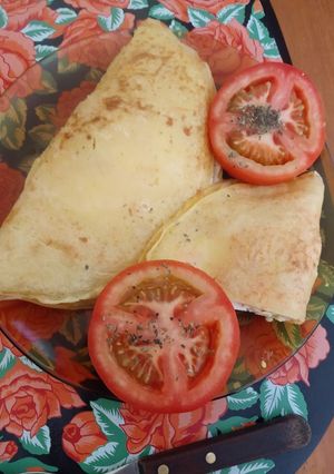 Una foto de Panqueque de zanahoria con jamón y queso