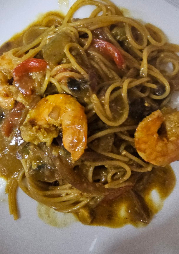 Una foto de Spaguetini con langostinos en salsa de curry