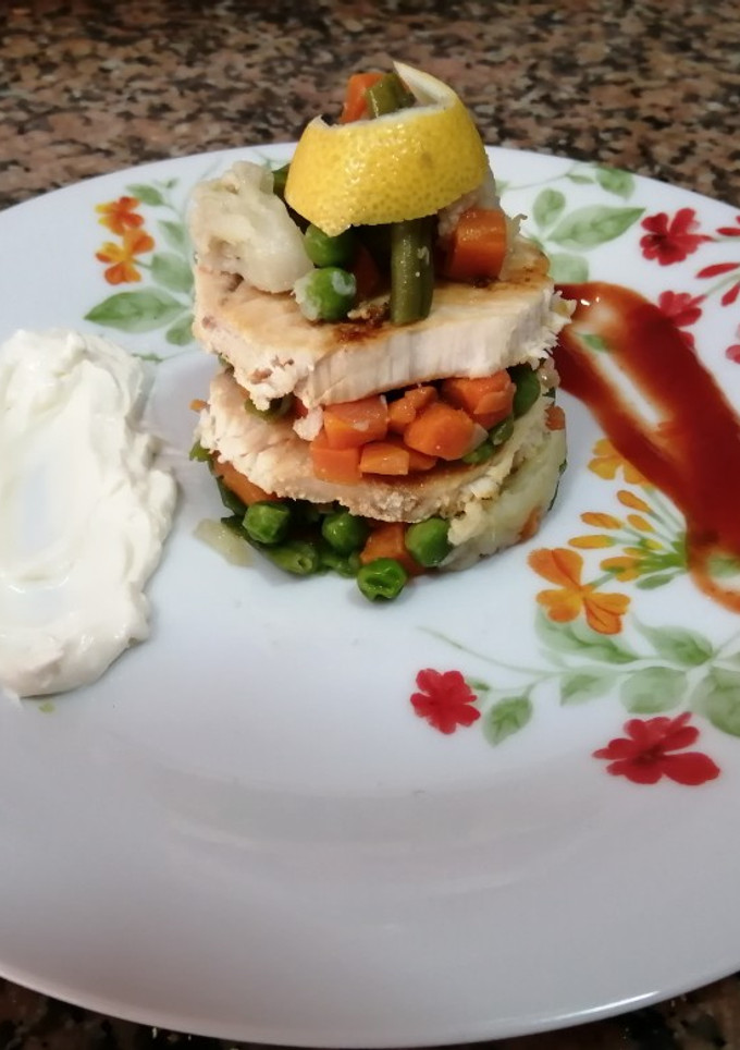 Una foto de Tartar de Pez Espada con Guarnición de Verdura, a mi manera