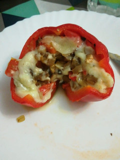 Una foto de Pimientos rellenos de verduras y queso
