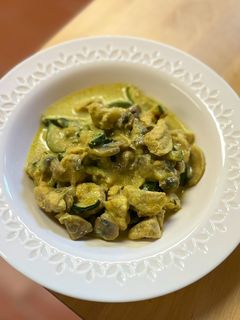 Una foto de Pollo al curry con cebolla caramelizada, champiñones y calabacín