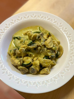 Una foto de Pollo al curry con cebolla caramelizada, champiñones y calabacín