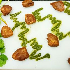 A picture of Kuttu Alu ki pakodi with green chutney.