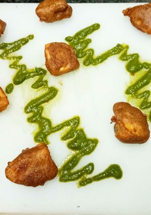A picture of Kuttu Alu ki pakodi with green chutney.