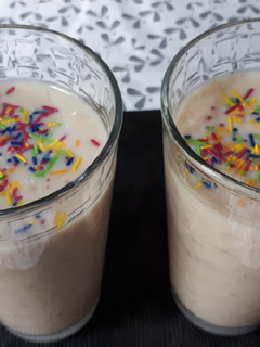Una foto de Batido de plátano, nueces y pasas