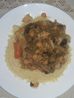 Una foto de Cuscus con verdura y pollo