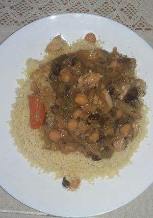 Una foto de Cuscus con verdura y pollo