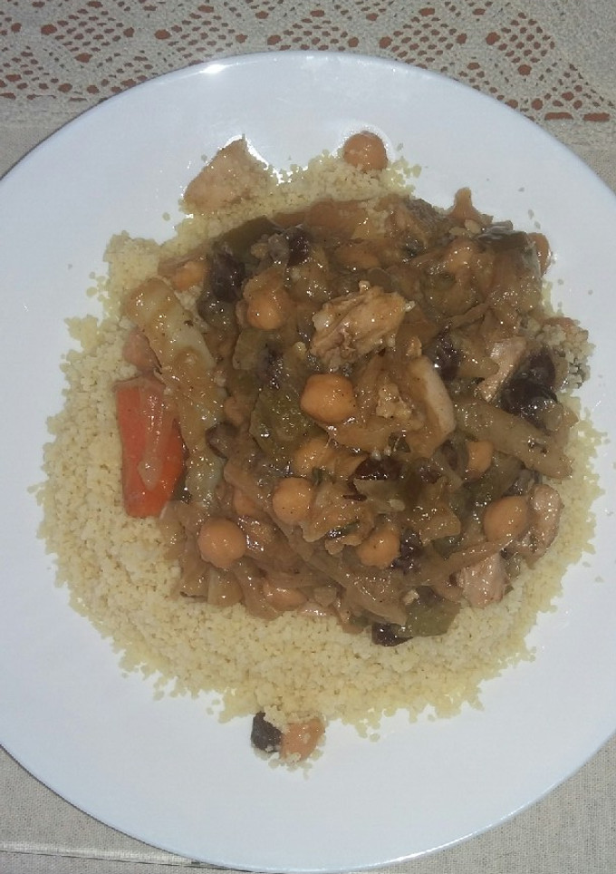 Una foto de Cuscus con verdura y pollo