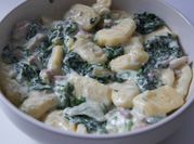 Une photo de sauce fromage pour gnocchis