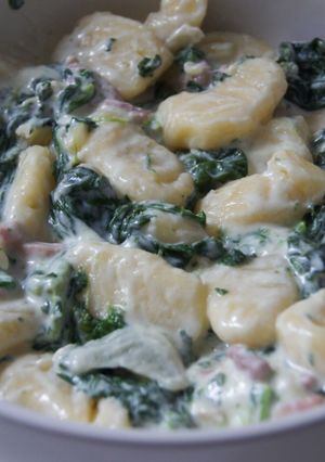 Une photo de Gnocchis sauce crémeuse aux parmesan, épinards et lardons