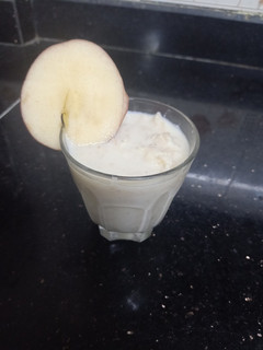 એપલ મિલ્ક શેક (apple milkshake Recipe in Gujarati) રેસીપી મુખ્ય ફોટો
