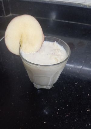 એપલ મિલ્ક શેક (apple milkshake Recipe in Gujarati) રેસીપી મુખ્ય ફોટો