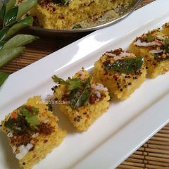 A picture of Podi Dhokla.