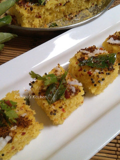 A picture of Podi Dhokla.