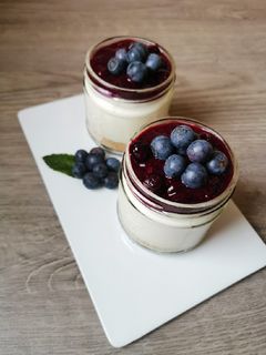 Áfonyás túrótorta üvegben (cukormentes) recept fotója
