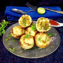 A picture of Oil free Bread bonda in a paniyarum pan.