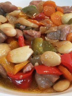 Una foto de Pollo con verduras y almendras