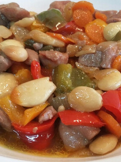 Una foto de Pollo con verduras y almendras