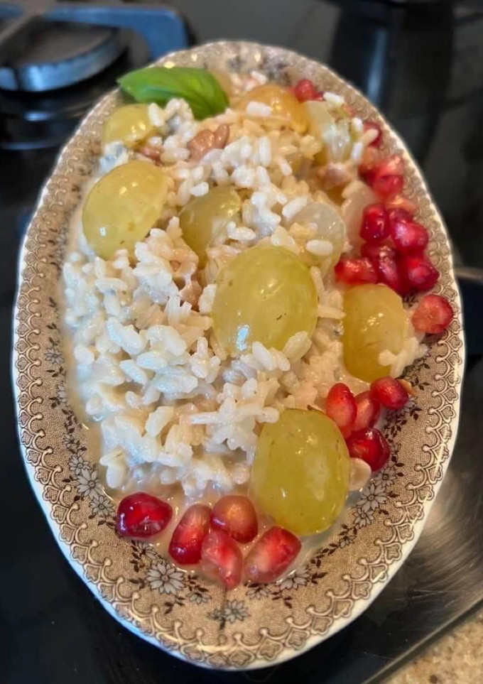 Una foto de Risotto con uvas, granás y gorgonzola