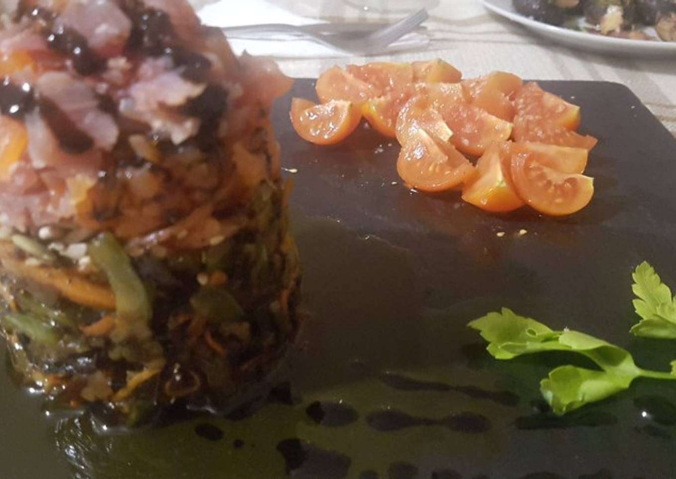 Tartar con base de verduras y salmón ahumado y Atún ahumado