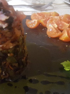 Una foto de Tartar con base de verduras y salmón ahumado y Atún ahumado